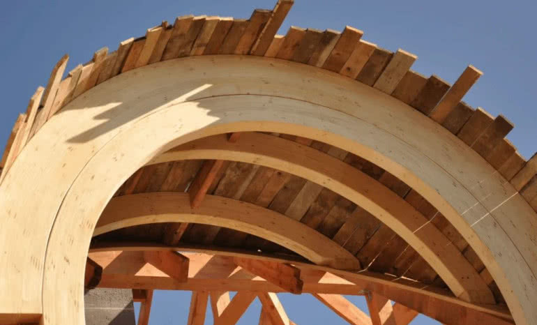 Wole oko na dachu krok po kroku. Dlaczego warto wybrać gotowe łuki gięto-klejone?